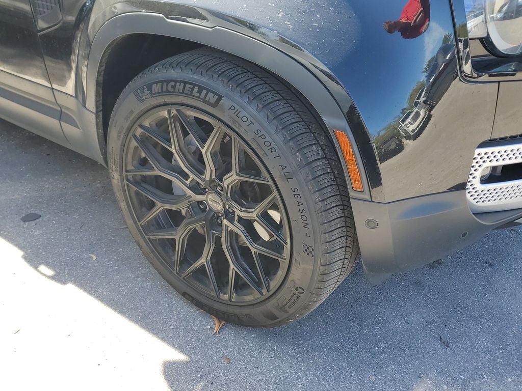 2023 Land Rover Defender SE